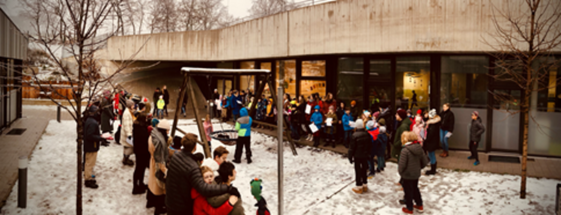 Kinder singen im Innenhof